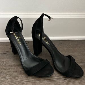 Lulu’s black heels